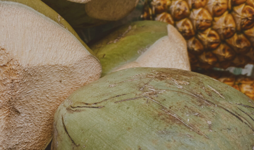 chocolate y frutas tropicales